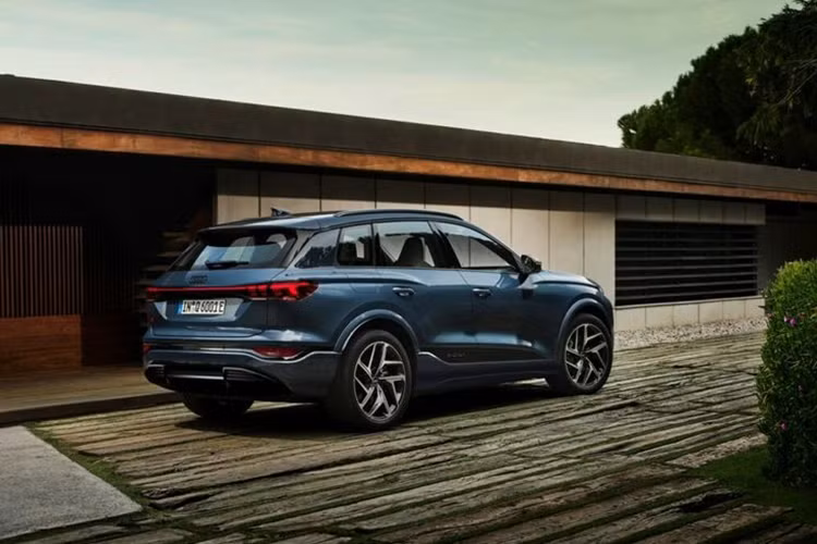 Trong khi đó, bản hiệu suất cao SQ6 e-tron có công suất 483 mã lực và 510 mã lực nếu bật tính năng kiểm soát khởi động. Nhờ tăng thêm sức mạnh, bản này có khả năng tăng tốc 0-96 km/h chỉ trong 4,2 giây trong khi tốc độ tối đa tăng thêm 20 km/h so với bản tiêu chuẩn.