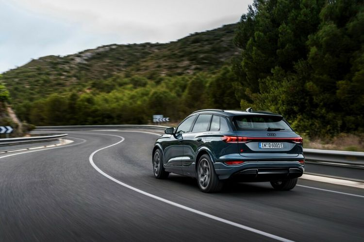 Xe sẽ được mở bán tại Đức vào quý III năm nay, đi kèm mức giá xe Audi Q6 e-tron 2024 dao động từ 74.700 - 93.800 Euro (khoảng 1,9- 2,4 tỷ đồng).