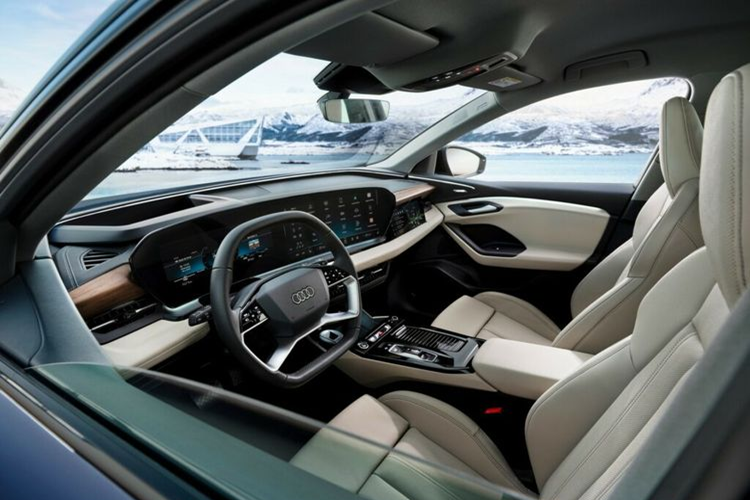 Bên cạnh đó, hãng xe Đức cũng cung cấp bộ phụ kiện với huy hiệu, viền cửa sổ và các chi tiết khác được sơn tối màu. Về kích thước, Q6 e-tron 2024 có chiều dài 4.771 mm, rộng 1.993 mm và cao 1.648 mm, với chiều dài cơ sở dài 2.899 mm. Để so sánh, mẫu xe này có chiều dài tổng thể lớn hơn Q4 e-tron 180 mm.