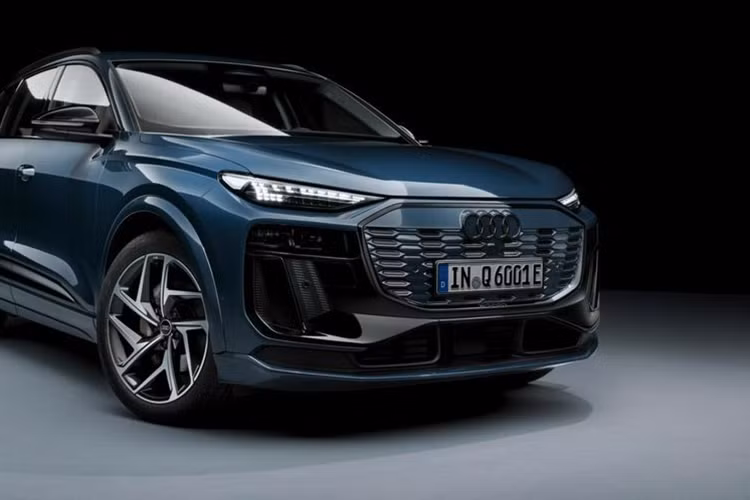 Về cơ bản, ngoài khả năng chiếu sáng vượt trội, cụm đèn này còn có khả năng tương tự máy chiếu giúp phát đi thông tin từ xe đến người đi đường và các xe xung quanh. Bên cạnh đó, SUV điện Audi Q6 e-tron cũng cung cấp cho người dùng khả năng tùy biến giao diện đèn.