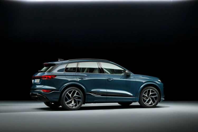 Trong khi đó, điểm nhấn ở phía sau của mẫu xe này là cụm đèn hậu mảnh mai vắt ngang qua cửa cốp và cánh gió đặt ở nóc xe. Audi Q6 e-tron 2024 được trang bị tiêu chuẩn bộ mâm 18 inch, trong khi phiên bản S có bộ mâm 19 inch. SQ6 e-tron có các điểm nhấn giả nhôm và bộ mâm 20 inch kết hợp với kẹp phanh màu đen.