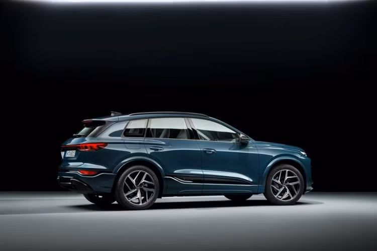 Trong khi đó, điểm nhấn ở phía sau của mẫu xe này là cụm đèn hậu mảnh mai vắt ngang qua cửa cốp và cánh gió đặt ở nóc xe. Audi Q6 e-tron 2024 được trang bị tiêu chuẩn bộ mâm 18 inch, trong khi phiên bản S có bộ mâm 19 inch. SQ6 e-tron có các điểm nhấn giả nhôm và bộ mâm 20 inch kết hợp với kẹp phanh màu đen.