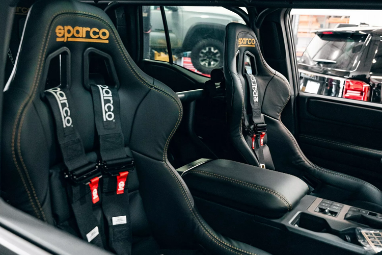 Nhiều bộ phận màu vàng khác được trang trí ở nhiều chi tiết ngoại thất xe bao gồm một số logo và các phần vít bắt bên ngoài.