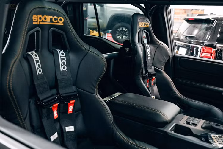 Nhiều bộ phận màu vàng khác được trang trí ở nhiều chi tiết ngoại thất xe bao gồm một số logo và các phần vít bắt bên ngoài.