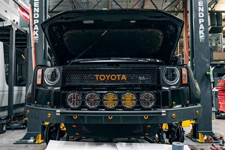 Sau đó, thợ độ đã lắp đặt cho xe bộ mâm xe độ Innovate Racing G700 17 inch với lớp hoàn thiện màu vàng sáng, tạo sự tương phản đẹp mắt với lớp sơn đen mờ ở ngoại thất xe. Bộ mâm xe được trang bị đi kèm với lốp Toyo Open Country NTR Desert Race 37 inch.