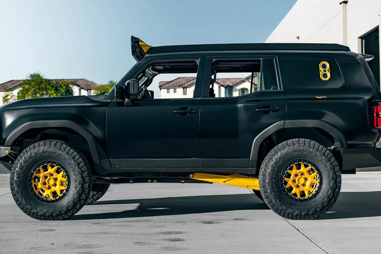 Đội ngũ Westcott Designs độ Toyota Land Cruiser 2024 đã phủ một lớp sơn đen bóng mới sau đó được trang trí bằng PPF satin, mang đến cho chiếc SUV lớp hoàn thiện bên ngoài độc đáo hơn.