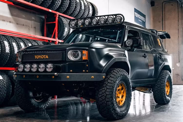 Hoàn thiện cho mẫu xe Toyota Land Cruiser 2024 độ Baja là ghế đua Sparco Evo S QRT mới với dây an toàn năm điểm và được bọc da với đường khâu màu vàng. Những người tham dự SEMA muốn tận mắt chứng kiến thiết kế của Westcott có thể ghé thăm gian hàng của Toyota.