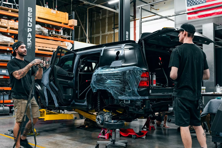 Trên nóc xe có tổng cộng 7 đèn LED địa hình kích thước lớn trong khi lắp bên dưới lưới tản nhiệt phía trước thêm 5 đèn nữa. Xe cũng được trang bị một bình nhiên liệu mới giúp tăng thêm khả năng cạnh tranh của Land Cruiser và bao gồm cả bình chứa nhiên liệu ở cả hai bên.