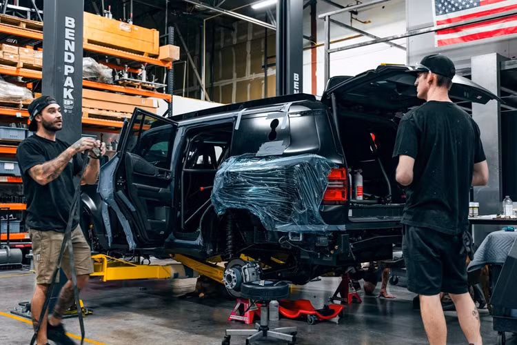 Trên nóc xe có tổng cộng 7 đèn LED địa hình kích thước lớn trong khi lắp bên dưới lưới tản nhiệt phía trước thêm 5 đèn nữa. Xe cũng được trang bị một bình nhiên liệu mới giúp tăng thêm khả năng cạnh tranh của Land Cruiser và bao gồm cả bình chứa nhiên liệu ở cả hai bên.