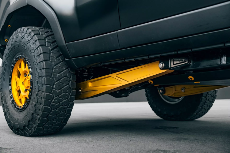 Hệ thống treo đa liên kết mới với bộ giảm xóc Fox hứa hẹn sẽ thay đổi cách chiếc xe 4×4 xử lý trên đường trường và xe cũng được trang bị thêm các thanh liên kết trên và dưới mới được sản xuất từ nhôm gia công phôi, cũng được mạ vàng.