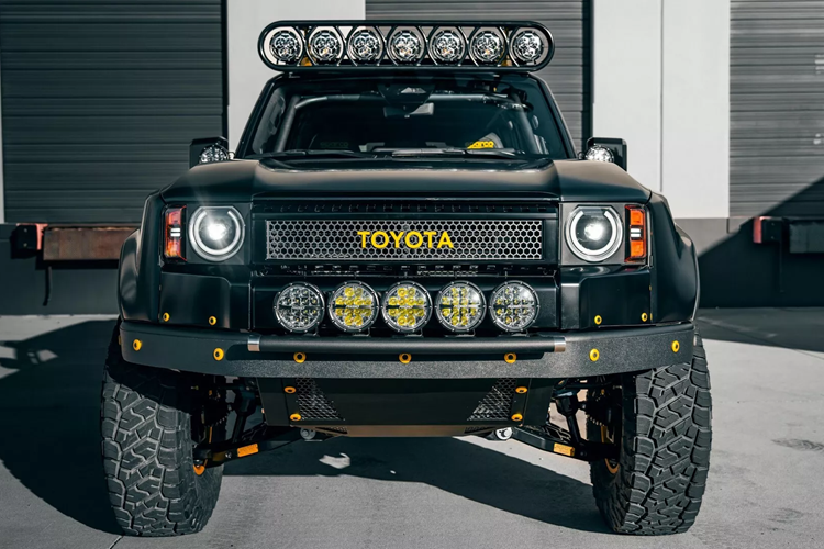 Định hướng thiết kế chung cho chiếc xe 4×4 là biến chiếc xe thành một cỗ máy đua thực thụ có thể chinh phục Baja 500 trong khi vẫn giữ nguyên nhiều tính năng tiện nghi của mẫu xe tiêu chuẩn. Nhóm thiết kế và chế tạo đã sử dụng một chiếc Land Cruiser First Edition 2024 nguyên bản để tiếp hành nâng cấp.