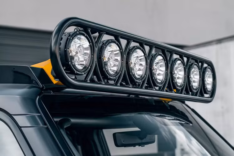 Chiếc xe đồng thời còn được trang bị tấm ốp gầm nhằm bảo vệ tốt hơn phần gầm xe. Giống như một chiếc xe đua Baja thực thụ, việc đảm bảo Land Cruiser có đèn có khả năng chiếu sáng môi trường phía trước là rất quan trọng.