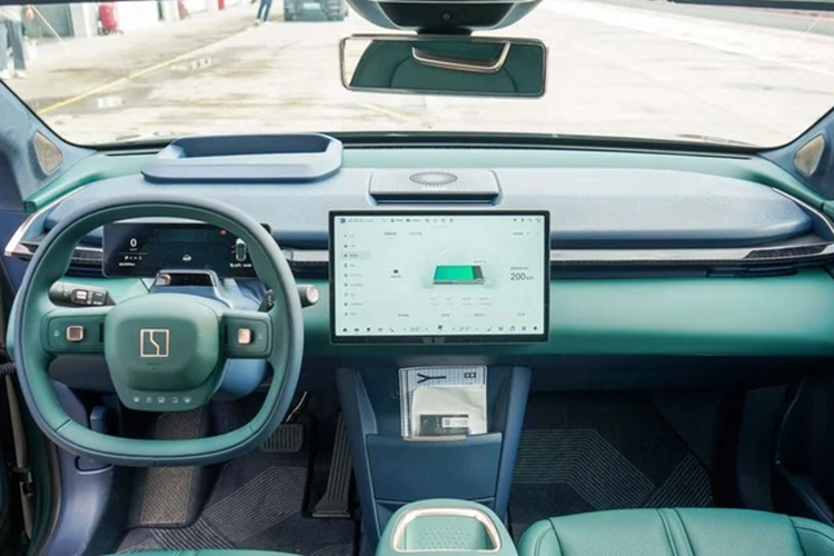 Cả hai phiên bản đều hỗ trợ sạc AC ở mức 22 kW và sạc DC tối đa 150 kW, cho phép sạc từ 10% đến 80% trong vòng 28 phút. Zeekr X được trang bị nhiều tính năng hiện đại như cụm đồng hồ kỹ thuật số 8,8 inch