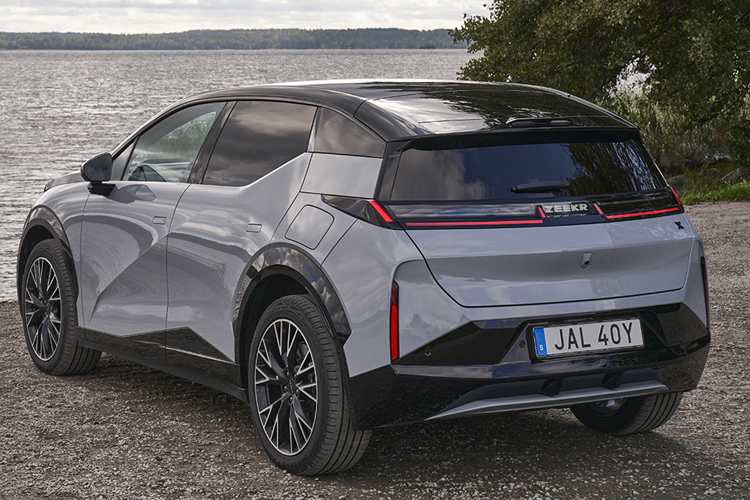 Cả hai biến thể đều được trang bị các hệ thống hỗ trợ lái tiên tiến như kiểm soát hành trình thích ứng, tự động thay đổi làn đường, hỗ trợ giữ làn đường, phanh khẩn cấp tự động, giảm thiểu va chạm trước và sau