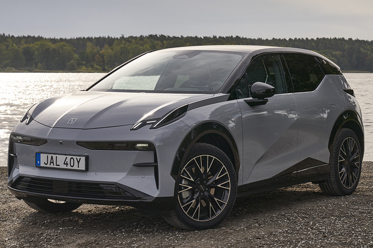 Phiên bản Flagship AWD cao cấp nhất có thêm các trang bị như bánh xe rèn 20 inch (so với bánh xe hợp kim 18 inch trên phiên bản Standard RWD), hệ thống âm thanh Yamaha 13 loa, và ghế trước chỉnh điện với chức năng mát-xa và thông gió.