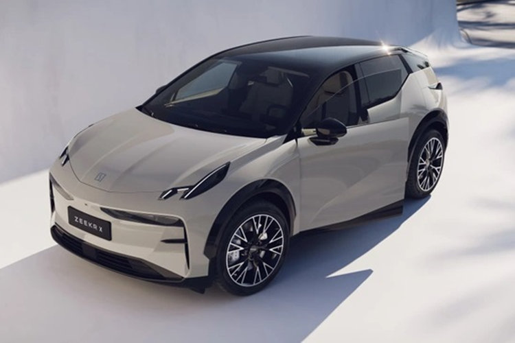 Trong khi đó, phiên bản Flagship AWD sử dụng cùng loại pin nhưng có hệ thống động cơ kép mạnh mẽ hơn, với tổng công suất đạt 428 mã lực (422 mã lực hoặc 315 kW) và mô-men xoắn 543 Nm, giúp xe di chuyển được khoảng 400 km theo tiêu chuẩn WLTP (470 km theo chuẩn NEDC).