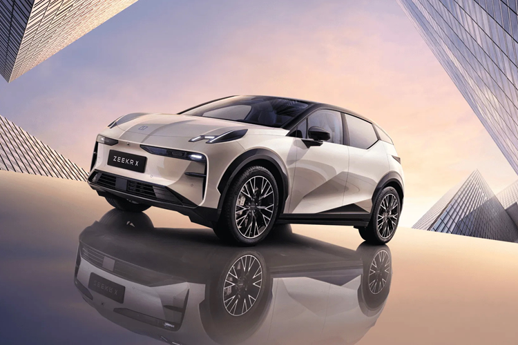 Nội thất xe có hai tùy chọn: Charcoal Black/Stone Grey hoặc Midnight Blue/Polar White, với màu Mist Grey là màu độc quyền của nhà thiết kế. Trong chương trình khuyến mãi ra mắt, 500 khách hàng đầu tiên đặt chỗ và nhận xe trước ngày 31 /8 năm nay sẽ nhận được một bộ sạc wallbox miễn phí.