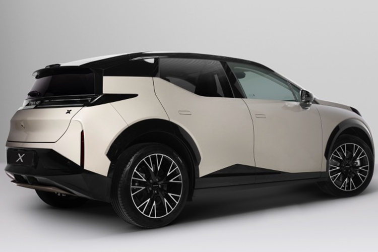 Cảnh báo cửa mở, cảnh báo phương tiện cắt ngang phía trước và phía sau, phanh khẩn cấp khi đỗ xe, hệ thống giám sát điểm mù, hỗ trợ điều khiển xe tránh chướng ngại vật và hỗ trợ đỗ xe tự động. Zeekr X có các tùy chọn màu sắc ngoại thất như Crystal White, Palace Beige, Pine Green, Grid Grey và Mist Grey.