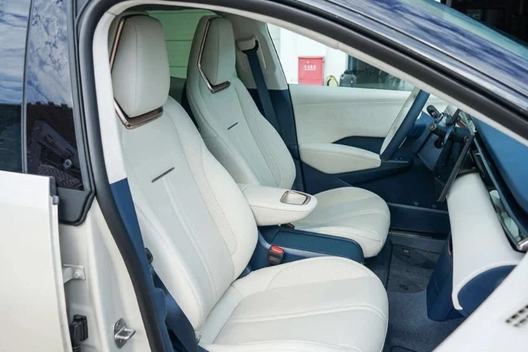 Màn hình cảm ứng thông tin giải trí 14,6 inch, đế sạc không dây, điều hòa khí hậu hai vùng, hỗ trợ Android Auto và Apple CarPlay, đèn pha LED, đèn LED chạy ban ngày, cửa sau chỉnh điện, cửa sổ trời toàn cảnh và màn hình hiển thị thông tin trên kính chắn gió thực tế tăng cường.