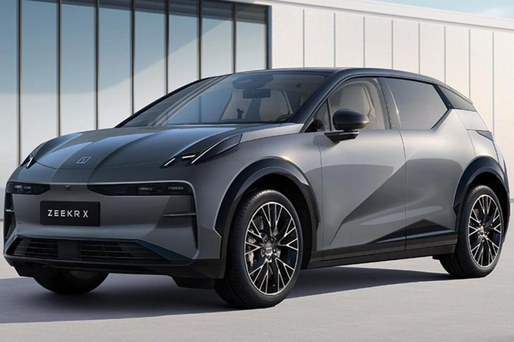 So với Volvo EX30 có giá khởi điểm từ 1,59 triệu baht (1,11 tỷ đồng), Zeekr X 2034 mới mang đến mức giá hấp dẫn hơn. Cả hai mẫu xe đều được xây dựng trên nền tảng SEA2 của kiến trúc Sustainable Experience Architecture (SEA) nhưng Zeekr X có kích thước tổng thể lớn hơn.