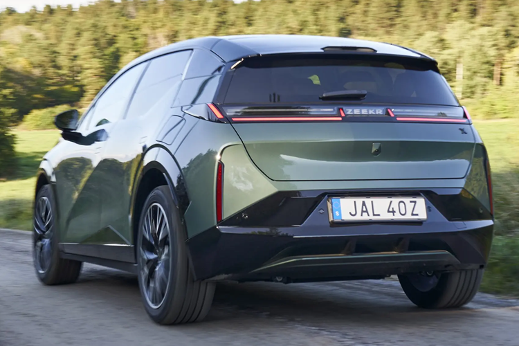 Mức giá xe Zeekr X 2024 tại Thái Lan tương đương khoảng 839 triệu đồng, xe còn được bảo hành năm năm/150.000 km, bảo hành pin và động cơ tám năm/180.000 km, cùng dịch vụ hỗ trợ khẩn cấp 24h và hỗ trợ qua điện thoại di động.