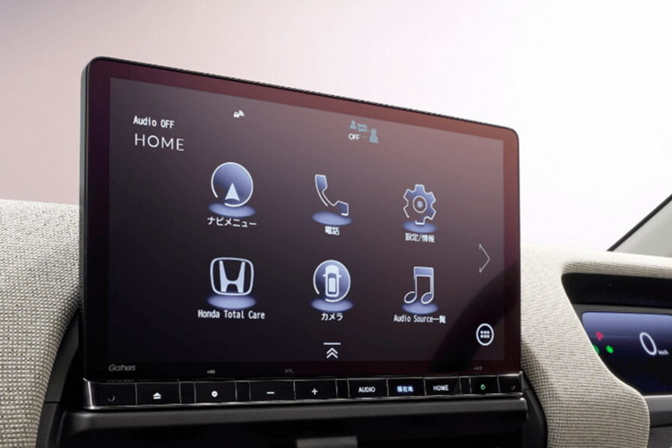 Khoang nội thất của xe được thiết kế lại có màn hình thông tin giải trí độc lập lớn hơn và cụm đồng hồ kỹ thuật số nhỏ hơn được đặt gần hơn với vị trí người lái. Các nhà thiết kế của Honda đã mở rộng khay đựng đồ trên bảng điều khiển và bổ sung thêm cửa gió điều hòa gắn trên nóc xe cho hành khách phía sau.