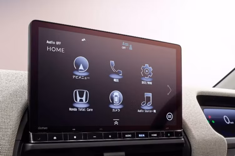 Khoang nội thất của xe được thiết kế lại có màn hình thông tin giải trí độc lập lớn hơn và cụm đồng hồ kỹ thuật số nhỏ hơn được đặt gần hơn với vị trí người lái. Các nhà thiết kế của Honda đã mở rộng khay đựng đồ trên bảng điều khiển và bổ sung thêm cửa gió điều hòa gắn trên nóc xe cho hành khách phía sau.