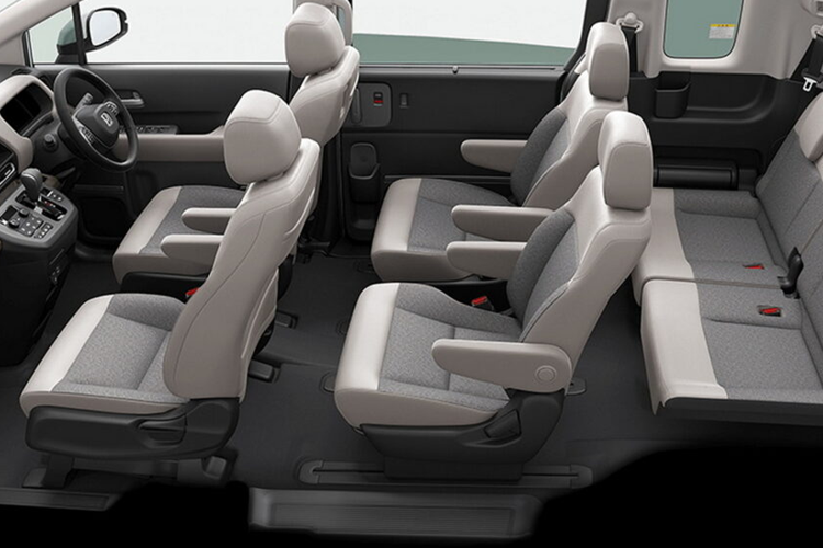 Freed Crosstar cũng có sẵn với cấu hình hai hàng ghế với 5 chỗ ngồi và ưu tiên không gian chứa đồ. Cả hai phiên bản đều được bọc chất liệu nỉ giúp chống bám bẩn và chống trầy xước, rất hữu ích khi sử dụng cho công việc gia đình hoặc sở thích cá nhân.