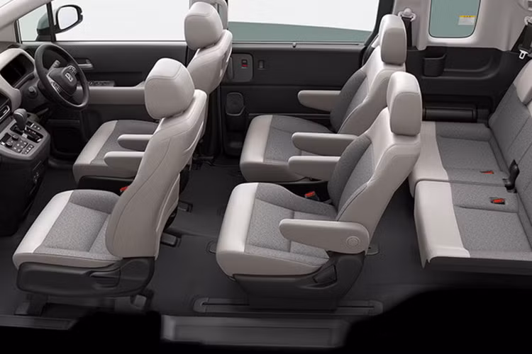 Freed Crosstar cũng có sẵn với cấu hình hai hàng ghế với 5 chỗ ngồi và ưu tiên không gian chứa đồ. Cả hai phiên bản đều được bọc chất liệu nỉ giúp chống bám bẩn và chống trầy xước, rất hữu ích khi sử dụng cho công việc gia đình hoặc sở thích cá nhân.