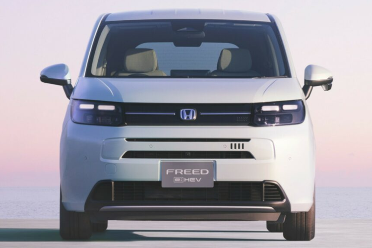 Cản va có thiết kế cứng cáp hơn cùng những tấm ốp họa tiết kiểu nhôm, thanh giá nóc để đồ, các phần chắn bùn mở rộng bằng nhựa và xe cũng có thêm những tùy chọn mâm xe hợp kim khác nhau.