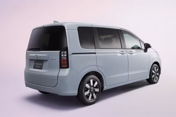Honda Freed thế hệ mới có thiết kế hiện đại hơn, vuông vức hơn vứi thiết kế độc đáo. Freed Crosstar bổ sung thêm các yếu tố lấy cảm hứng từ SUV như thiết kế lưới tản nhiệt độc đáo