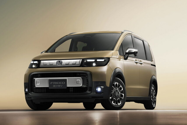 Freed thế hệ mới có chiều dài tổng thể 4.310 mm, chiều rộng 1.695 mm và chiều cao 1.755 mm, chiều dài cơ sở 2.740 mm. Với kích thước này, chiều dài tổng thể của mẫu xe này dài hơn khoảng 45 mm so với thể hệ tiền nhiệm và chiều dài cơ sở của xe vẫn được giữ nguyên kích thước.