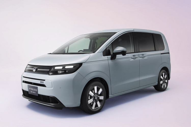 Mẫu xe tải nhỏ Honda Freed 2024 mới với ba hàng ghế này có kiểu dáng lấy cảm hứng từ mẫu xe Step WGN lớn hơn. Thương hiệu sẽ bán ra mẫu xe này với hai phiên bản Air tiêu chuẩn và Crosstar với diện mạo thể thao hơn, cung cấp tùy chọn giữa hệ truyền động xăng và hybrid độc đáo của Honda e:HEV.