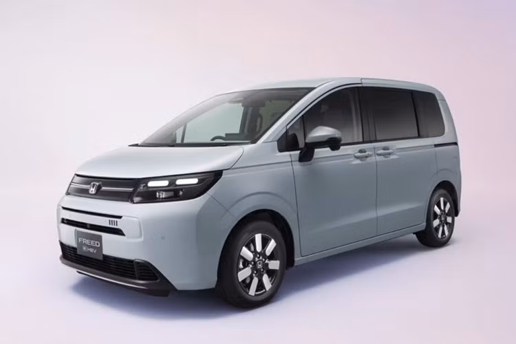 Mẫu xe tải nhỏ Honda Freed 2024 mới với ba hàng ghế này có kiểu dáng lấy cảm hứng từ mẫu xe Step WGN lớn hơn. Thương hiệu sẽ bán ra mẫu xe này với hai phiên bản Air tiêu chuẩn và Crosstar với diện mạo thể thao hơn, cung cấp tùy chọn giữa hệ truyền động xăng và hybrid độc đáo của Honda e:HEV.