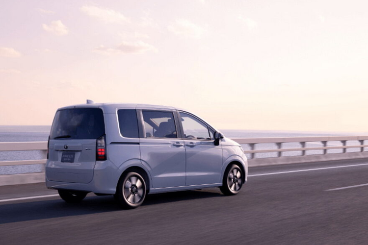 Phiên bản Freed cơ sở sẽ được trang bị động cơ xăng 4 xi-lanh 1,5 lít hút khí tự nhiên kết hợp với hộp số CVT. Thông số kỹ thuật chi tiết và giá xe Honda Freed Air và Freed Crosstar mới sẽ được công bố gần thời điểm ra mắt thị trường Nhật Bản.