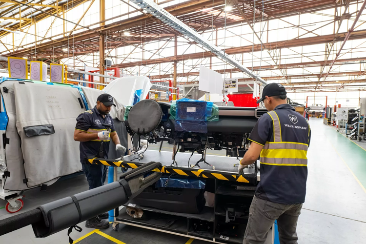 Về tổng thể, chiếc Tundra được bán tại Úc trông giống hệt với mẫu xe tại thị trường Mỹ và sẽ có các màu Glacier White, Frosted White, Graphite, Silver Storm, Eclipse Black, Feverish Red, Vintage Brown Pearl, Jungle Khaki và Saturn Blue.