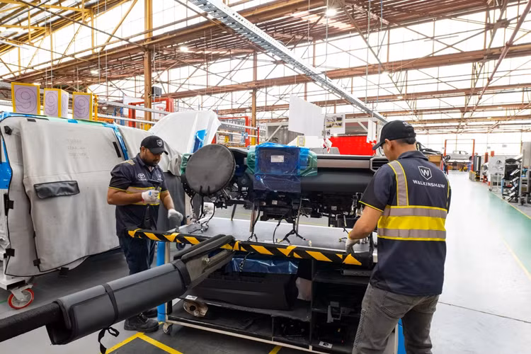 Về tổng thể, chiếc Tundra được bán tại Úc trông giống hệt với mẫu xe tại thị trường Mỹ và sẽ có các màu Glacier White, Frosted White, Graphite, Silver Storm, Eclipse Black, Feverish Red, Vintage Brown Pearl, Jungle Khaki và Saturn Blue.