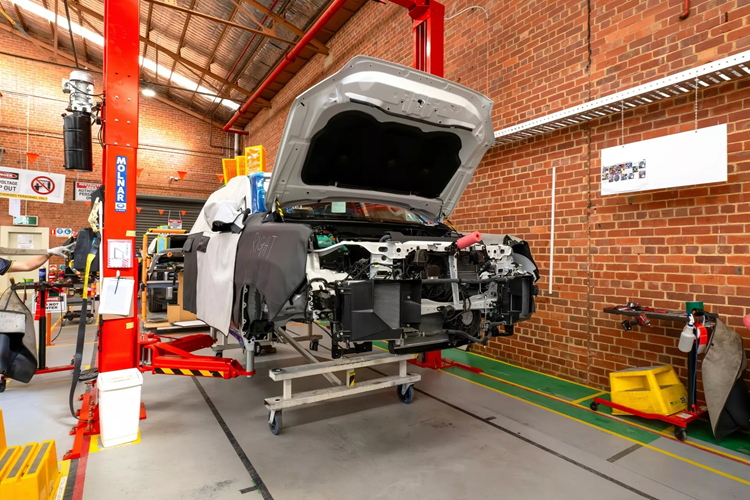 Hệ thống i-Force Max của Tundra bao gồm động cơ xăng V6 tăng áp kép 3.5 lít hoạt động cùng với một máy phát điện động cơ để tạo ra mô-men xoắn kết hợp 437 mã lực và mô-men xoắn ở mức 790 Nm. Sức mạnh này được truyền đến các bánh xe thông qua hộp số tự động 10 cấp và hộp số phụ hai cấp.