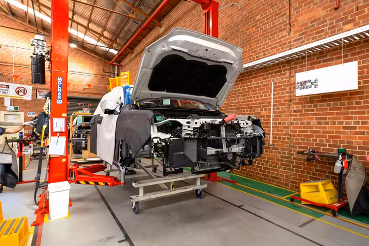 Hệ thống i-Force Max của Tundra bao gồm động cơ xăng V6 tăng áp kép 3.5 lít hoạt động cùng với một máy phát điện động cơ để tạo ra mô-men xoắn kết hợp 437 mã lực và mô-men xoắn ở mức 790 Nm. Sức mạnh này được truyền đến các bánh xe thông qua hộp số tự động 10 cấp và hộp số phụ hai cấp.