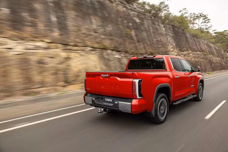 Toyota không cắt giảm các tính năng an toàn, bổ sung bộ Toyota Safety Sense, bao gồm phanh khẩn cấp tự động, hỗ trợ lái khẩn cấp, kiểm soát hành trình chủ động, hỗ trợ theo dõi làn đường, cảnh báo chệch làn đường, quan sát điểm mù và màn hình quan sát toàn cảnh.