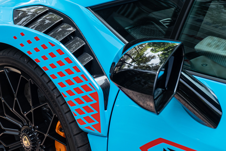 Chiếc xe Lamborghini Huracan STO này có màu sơn xanh Blu Laufey cùng điểm nhấn là các sọc màu cam và đen chạy xuyên suốt đầu xe, cản va trước. So với phiên bản tiêu chuẩn, Lamborghini Huracan STO có ngoại hình sắc cạnh và gần như là 1 chiếc xe đua bước ra đường phố di chuyển.