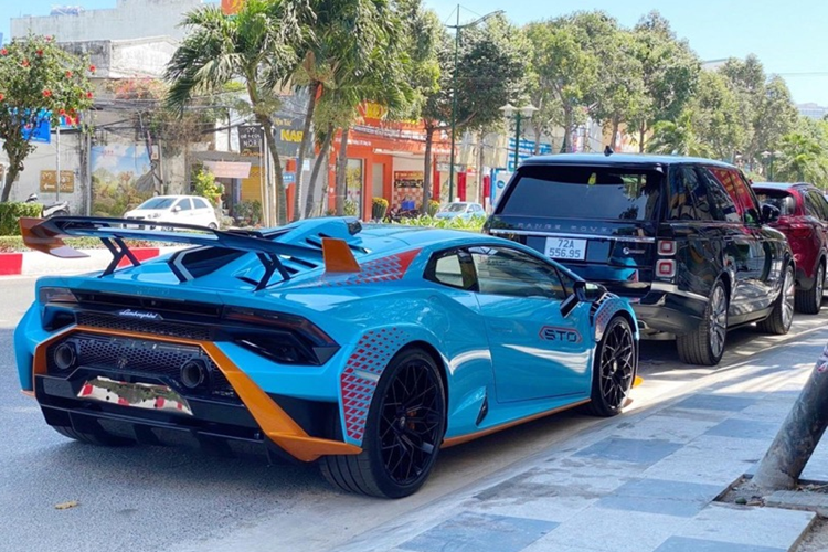 Đây là chiếc xe Lamborghini Huracan thuộc bản Super Trofeo Omologato duy nhất được nhập về Việt Nam, chủ nhân còn sở hữu bộ sưu tập siêu xe rất ấn tượng với McLaren 720S Spider, Porsche 911 GT3 RS và nhiều xe sang, xe siêu sang và SUV khủng khác.