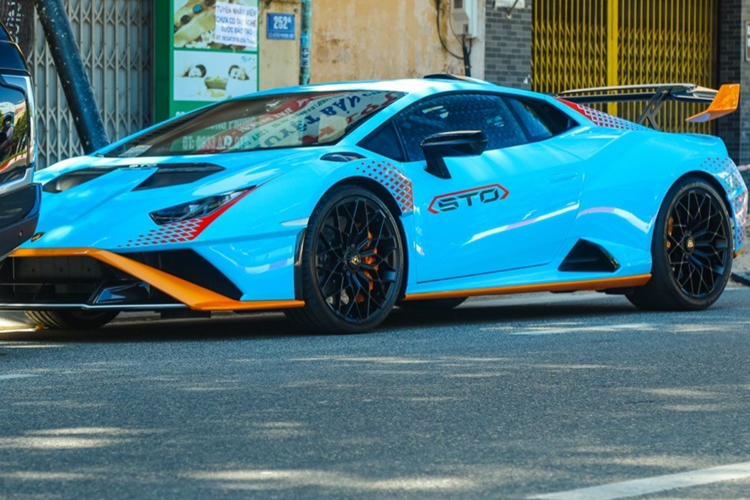 Lamborghini Huracan phiên bản STO sử dụng đến 75% là sợi carbon nên sở hữu trọng lượng chỉ ở mức 1.339 kg, nhẹ hơn Huracan Performante đến 43 kg. Chữ STO là viết tắt của cụm từ Super Trofeo Omologata, ám chỉ 1 siêu xe đua đường phố vừa đẹp, nhanh và lanh lẹ.