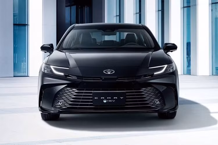 Điều khiển bằng giọng nói với câu lệnh "Hey Toyota", màn hình hiển thị thông tin kính lái HUD 10 inch, điều hòa tự động 3 vùng, cửa sổ trời toàn cảnh và sạc điện thoại không dây. Cuối cùng là gói công nghệ an toàn chủ động Toyota Safety Sense 3.0 với hệ thống cảnh báo điểm mù, cảnh báo phương tiện cắt ngang khi lùi