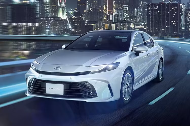 Tương tự thế hệ cũ, Toyota Camry 2025 dành cho Việt Nam cũng được nhập khẩu nguyên chiếc từ Thái Lan. Giá bán của xe hiện vẫn còn là ẩn số. Trong khi đó, phiên bản cũ của xe được bán với giá từ 1,22 - 1,495 tỷ đồng.