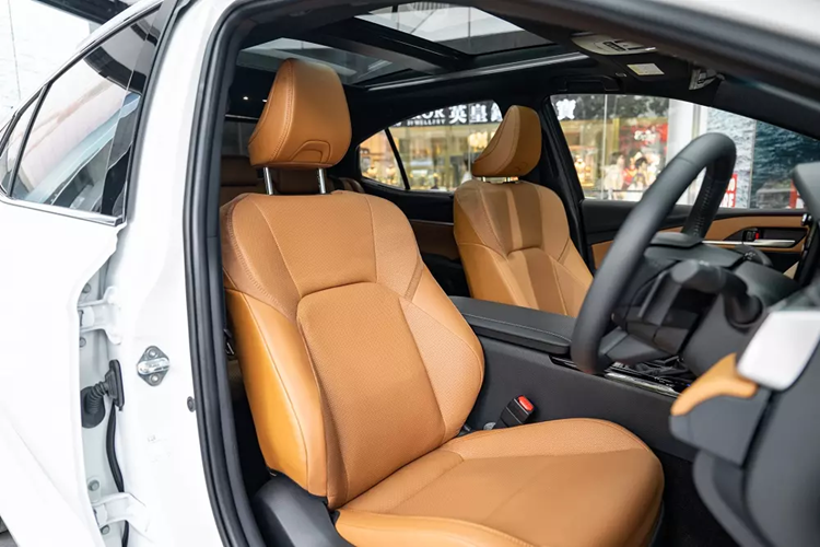 Trong khi đó, phiên bản tiêu chuẩn của Toyota Camry 2025 vẫn dùng động cơ xăng với dung tích 2.0L. Động cơ này nhiều khả năng được bê nguyên từ thế hệ cũ sang. Động cơ cho công suất tối đa 170 mã lực và mô-men xoắn cực đại 206 Nm. Sức mạnh được truyền tới bánh thông qua hộp số tự động biến thiên vô cấp CVT.