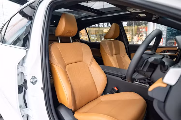 Trong khi đó, phiên bản tiêu chuẩn của Toyota Camry 2025 vẫn dùng động cơ xăng với dung tích 2.0L. Động cơ này nhiều khả năng được bê nguyên từ thế hệ cũ sang. Động cơ cho công suất tối đa 170 mã lực và mô-men xoắn cực đại 206 Nm. Sức mạnh được truyền tới bánh thông qua hộp số tự động biến thiên vô cấp CVT.