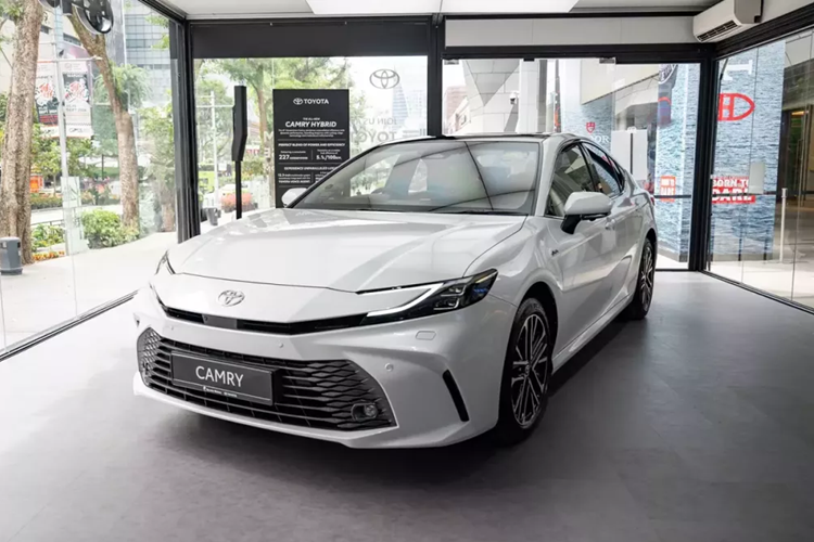 Trong nhiều năm qua, Toyota Camry tại Việt Nam thường xuyên là mẫu sedan hạng trung bán chạy nhất ở thị trường. Do đó, không có gì bất ngờ khi hãng Toyota đã lên kế hoạch ra mắt thế hệ mới của mẫu xe sedan cỡ D này ở nước ta.