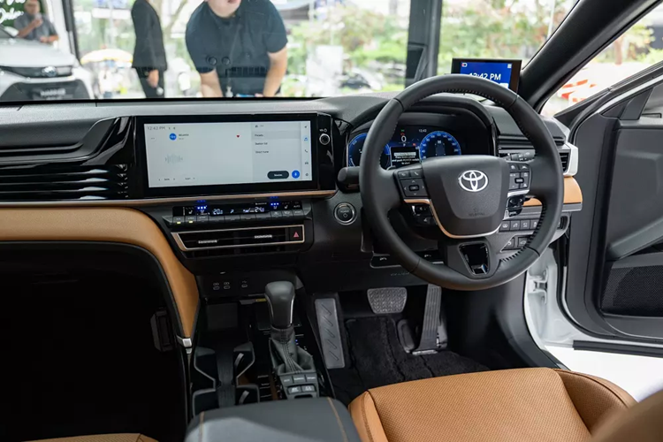Hai con số tương ứng của mô-tơ điện là 136 mã lực và 202 Nm. Tổng cộng, Toyota Camry 2025 bản hybrid sở hữu công suất 230 mã lực. Bên cạnh đó là hộp số tự động e-CVT và hệ dẫn động cầu trước.