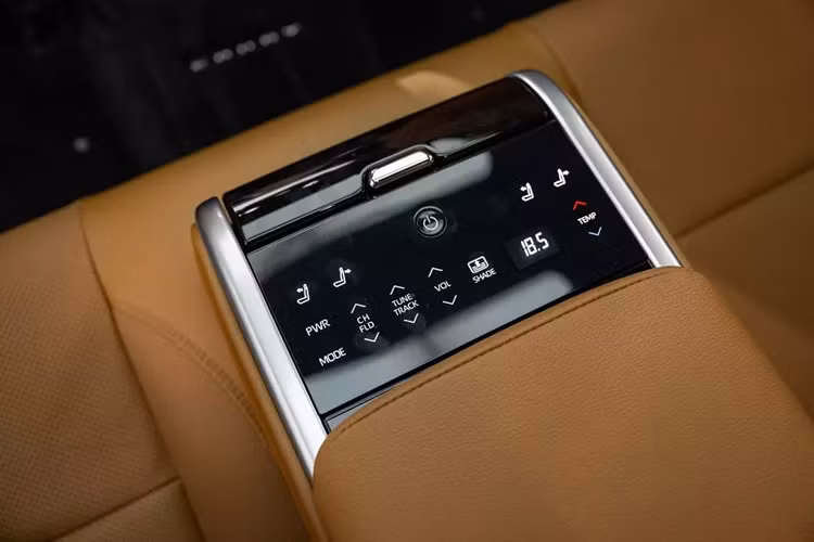 Đúng như dự đoán, Toyota Camry 2025 dành cho Đông Nam Á được thiết kế tương tự xe tại Đài Loan. Mẫu xe này được trang bị lưới tản nhiệt hẹp nằm giữa hai cụm đèn pha và hốc gió hình thang cỡ lớn bên dưới.